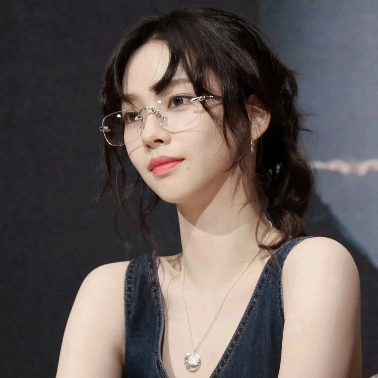 에스파 카리나 무테 안경 대만 팬미팅 연예인 선글라스 미우미우 프라다 크롬하츠 이미지