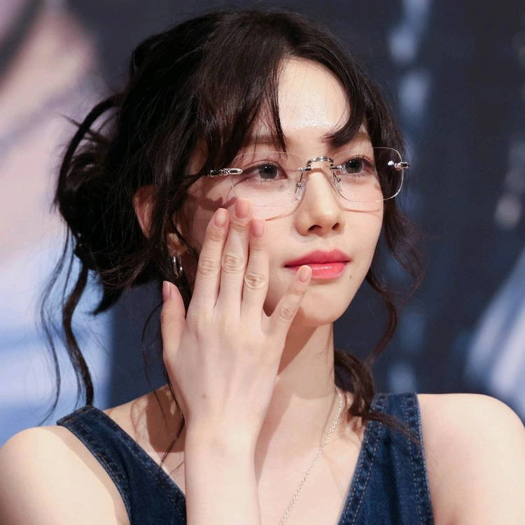 에스파 카리나 무테 안경 대만 팬미팅 연예인 선글라스 미우미우 프라다 크롬하츠 이미지