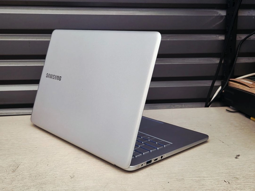 삼성 노트북 NT950XBE i5 8GB RAM 512GB SSD 이미지