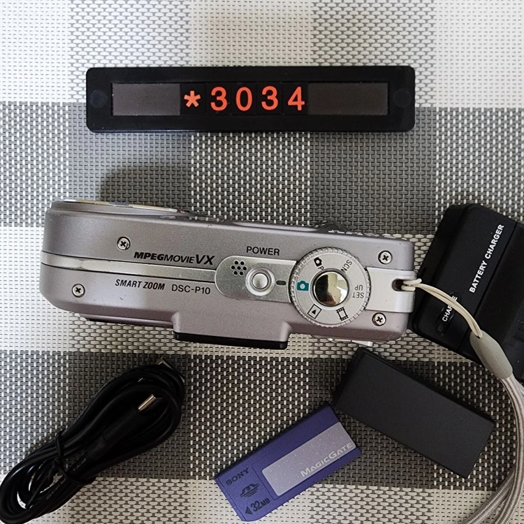 소니 사이버샷 DSC-P10 실버바디 디지털카메라 이미지