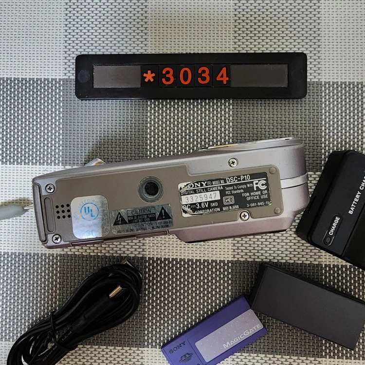 소니 사이버샷 DSC-P10 실버바디 디지털카메라 이미지