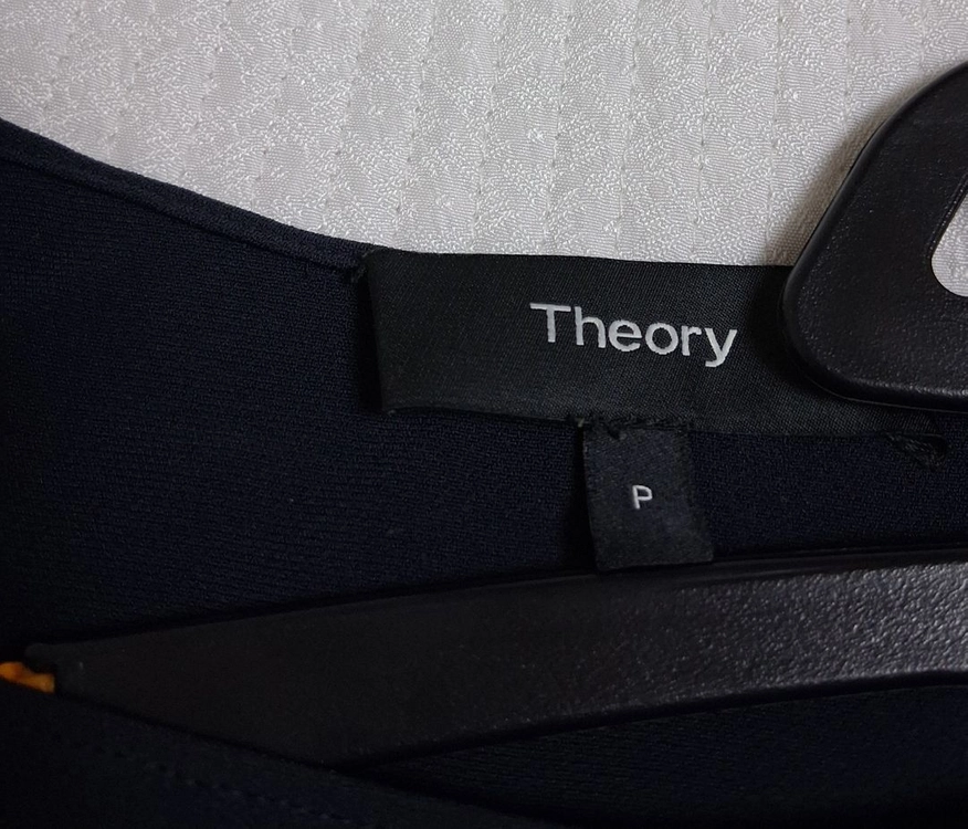 띠어리 블랙블라우스55~66 theory블랙티셔츠상의 이미지