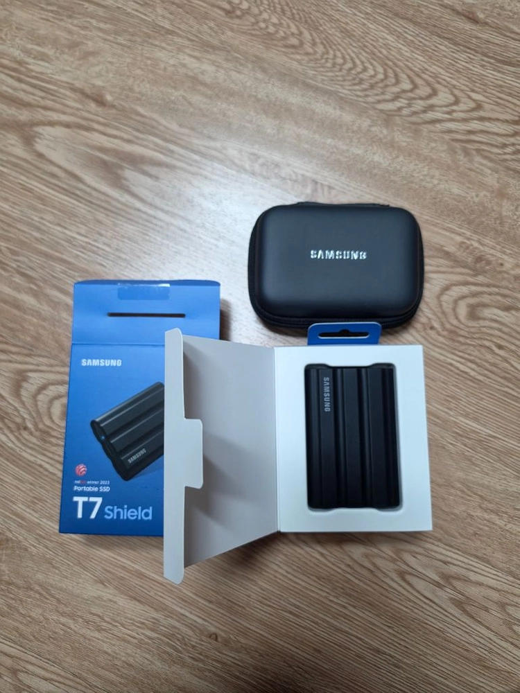 [거의 새제품] 삼성 T7 Shield 2TB 외장 SSD 블랙 / 풀구성 이미지
