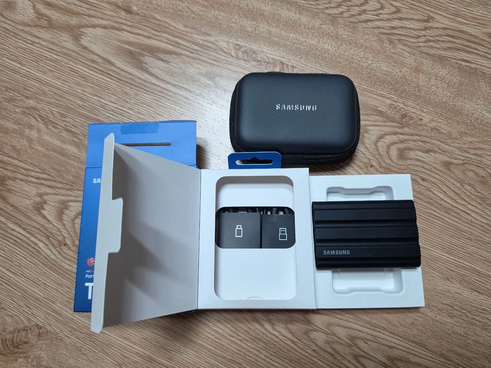 [거의 새제품] 삼성 T7 Shield 2TB 외장 SSD 블랙 / 풀구성 이미지