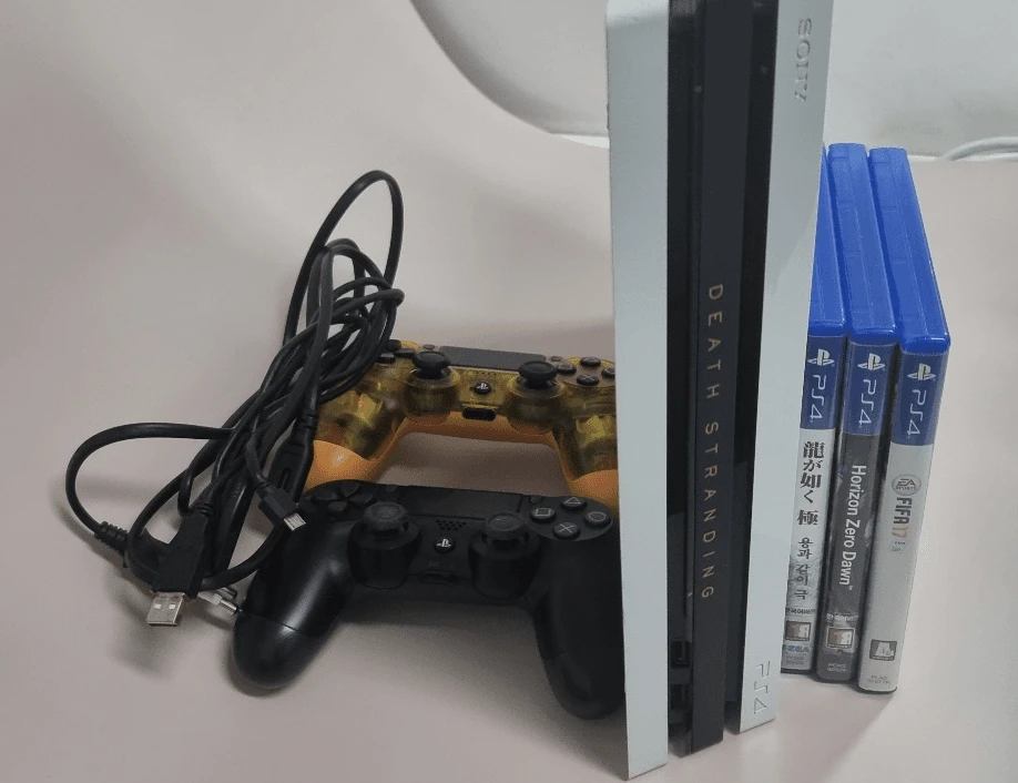 PS4 Pro 1TB 데스 스트랜딩 리미티드 에디션 + 듀얼쇼크 2개 + 게임타이틀 3장 이미지