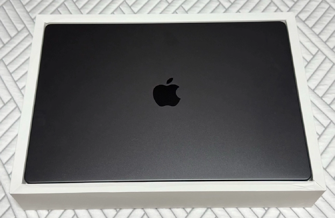 맥북프로 m5max 16인치 64gb/2tb 신품급 - 안심되는 중고거래