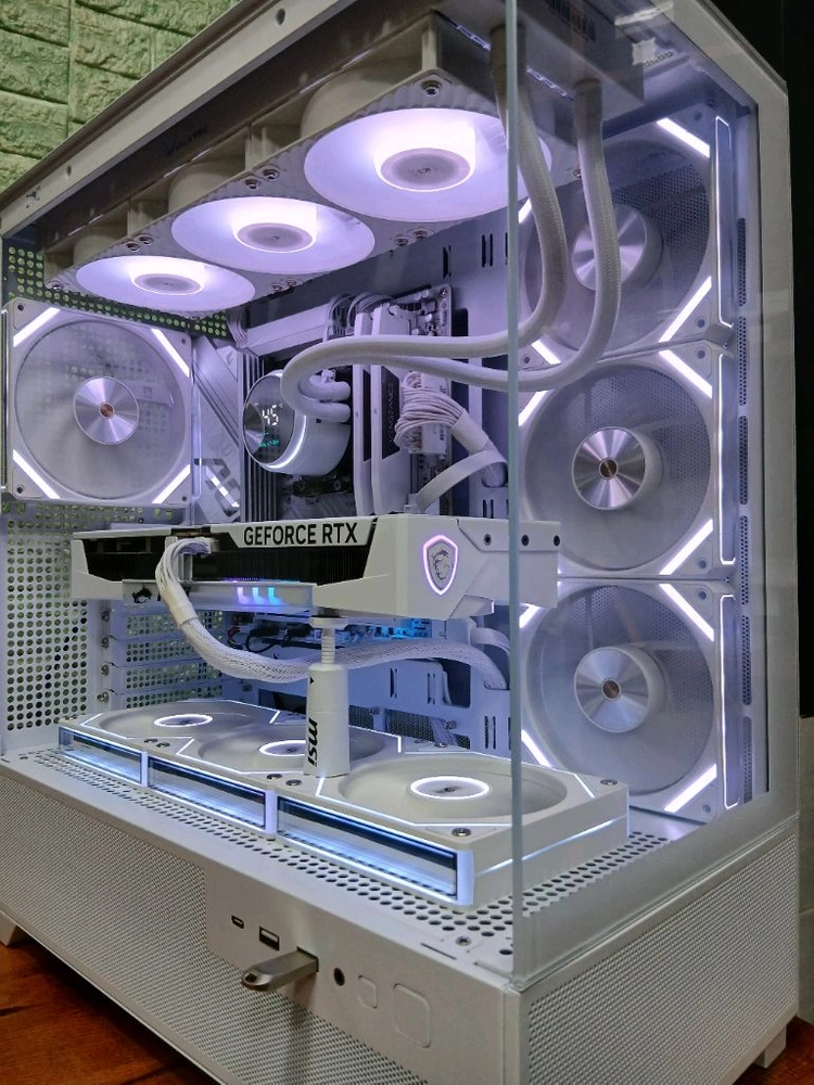 미사용 ) 9800X3D & RTX5070TI 화이트 컴퓨터 이미지