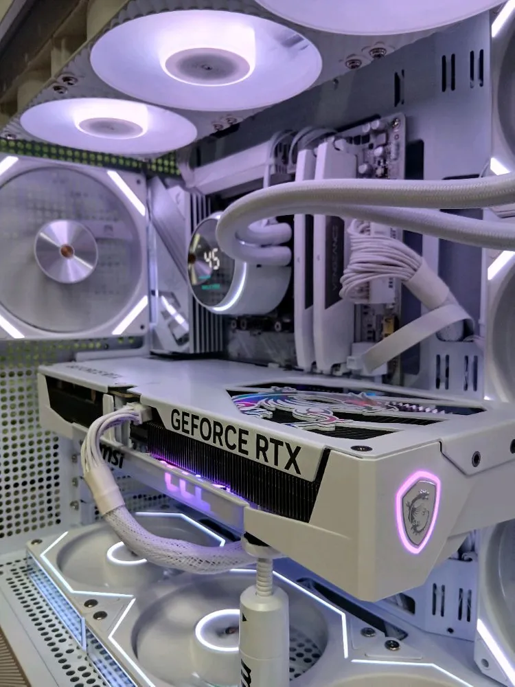 미사용 ) 9800X3D & RTX5070TI 화이트 컴퓨터 이미지
