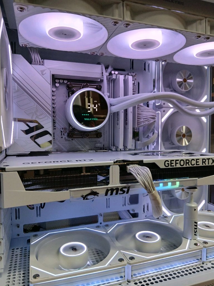 미사용 ) 9800X3D & RTX5070TI 화이트 컴퓨터 이미지