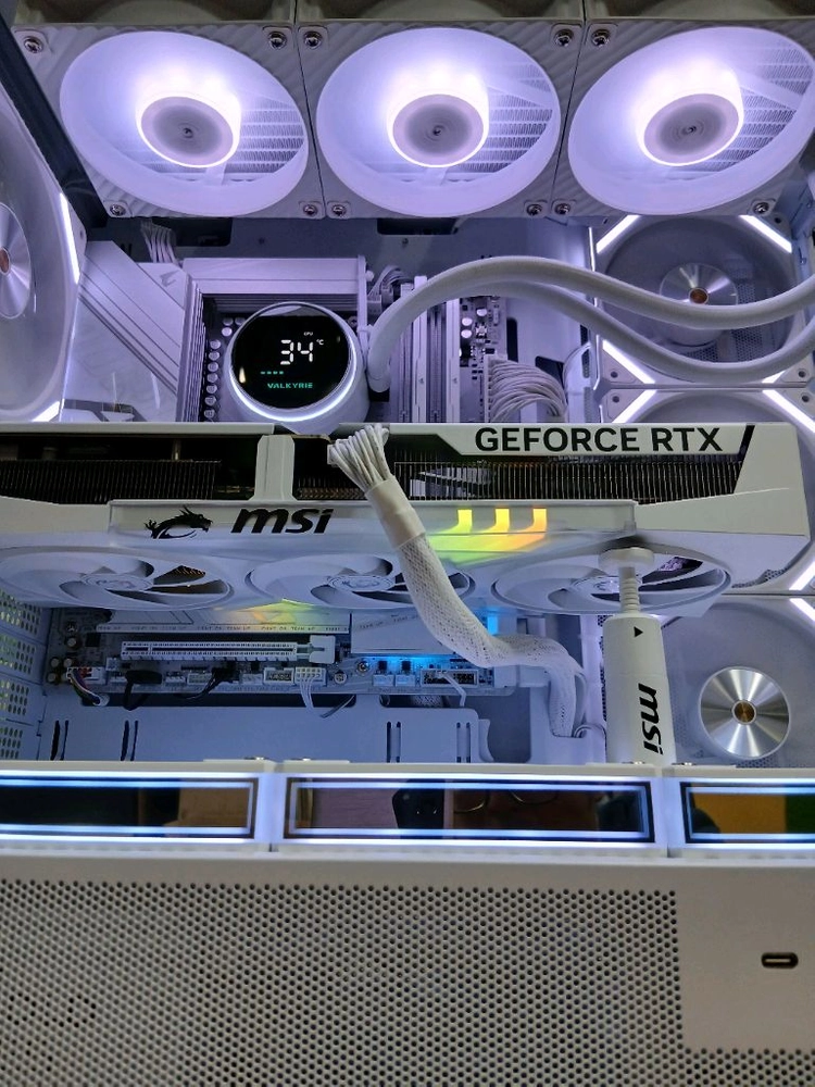미사용 ) 9800X3D & RTX5070TI 화이트 컴퓨터 이미지