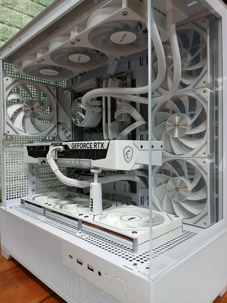 미사용 ) 9800X3D & RTX5070TI 화이트 컴퓨터 이미지