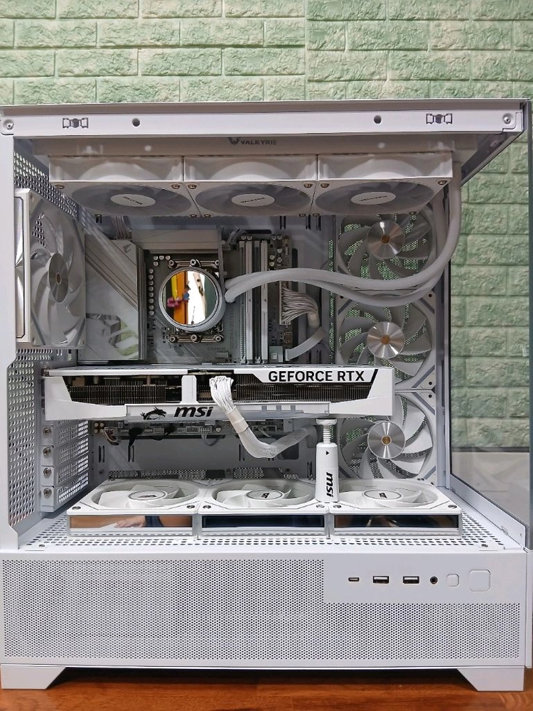 미사용 ) 9800X3D & RTX5070TI 화이트 컴퓨터 이미지