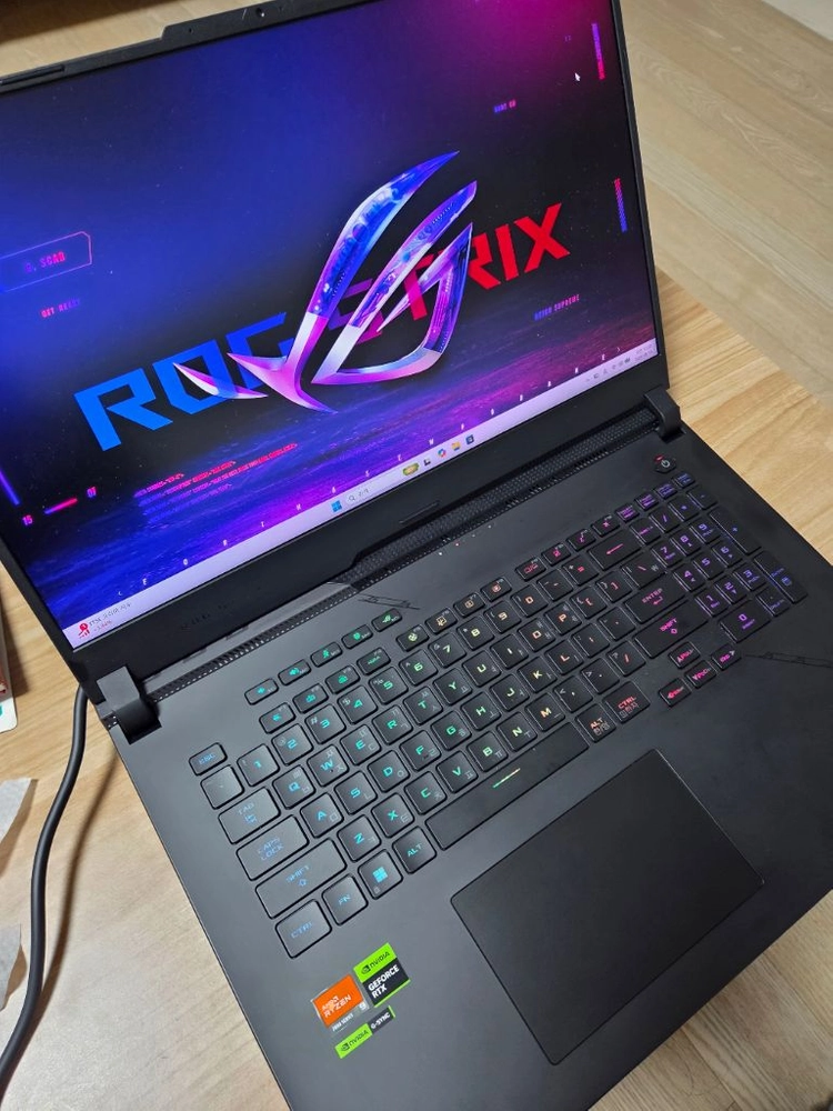 ASUS ROG Strix SCAR 17 (R9/ RTX 4090 / 32GB/ 2TB) 노트북 이미지