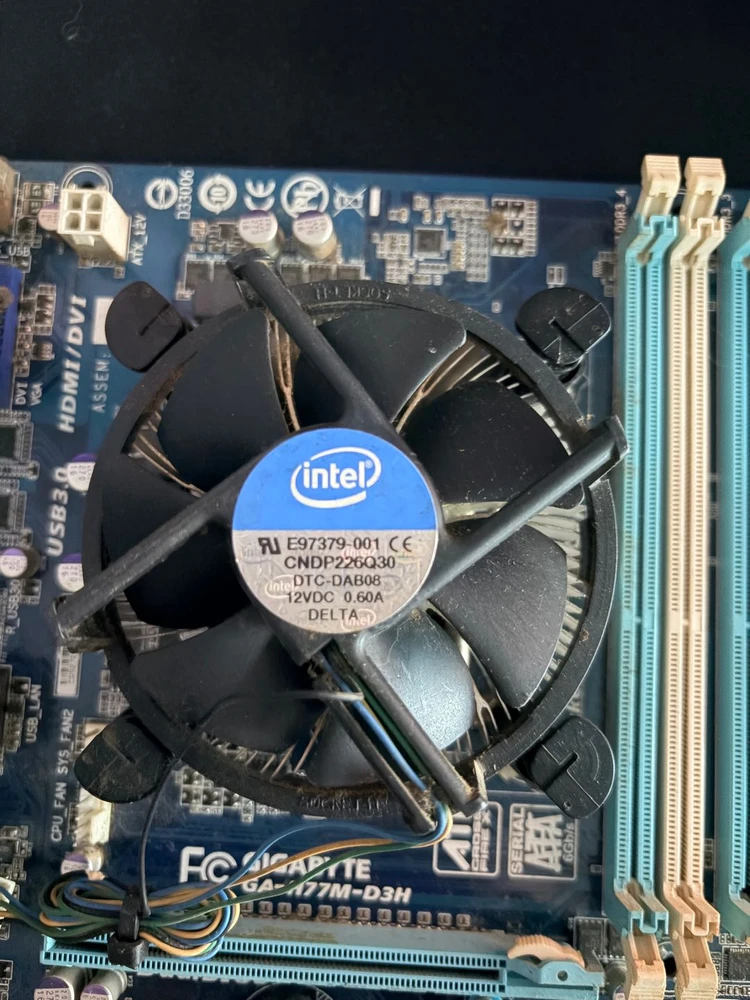 기가바이트 H77M-D3H 메인보드 인텔 CPU 및 정품 쿨러 포함된 상태 그대로 드립니다. 이미지