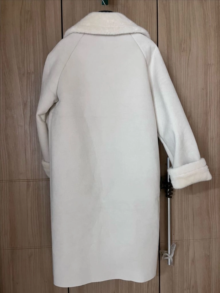 아이보리 무스탕 퍼 코트 이미지