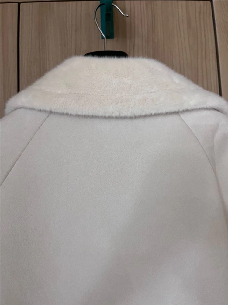 아이보리 무스탕 퍼 코트 이미지
