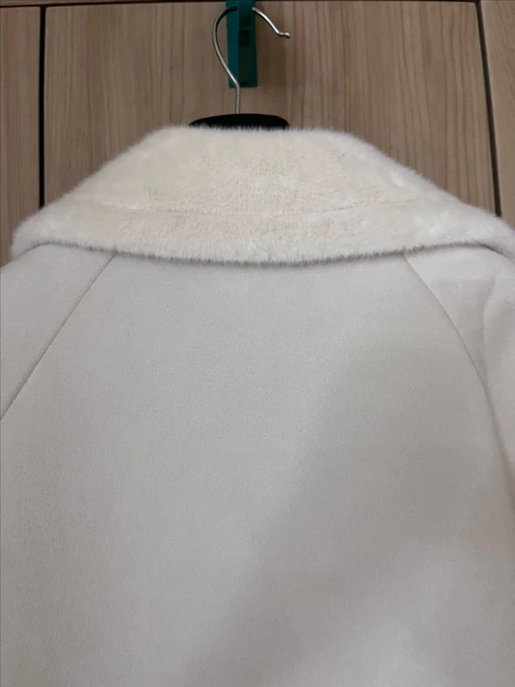 아이보리 무스탕 퍼 코트 이미지