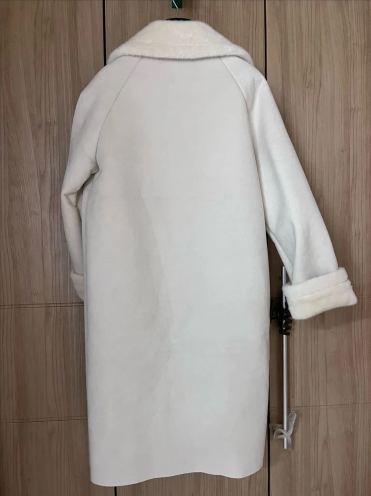 아이보리 무스탕 퍼 코트 이미지