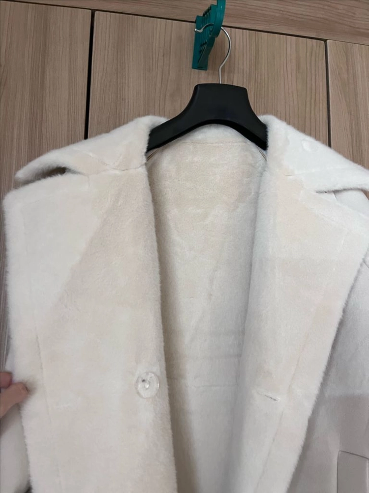 아이보리 무스탕 퍼 코트 이미지