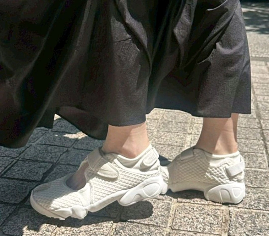 쿨거래시 8만5천택포! 정가 149,000원 미착용 새제품 정품 나이키 에어리프트 사이즈 240 아이보리 이미지