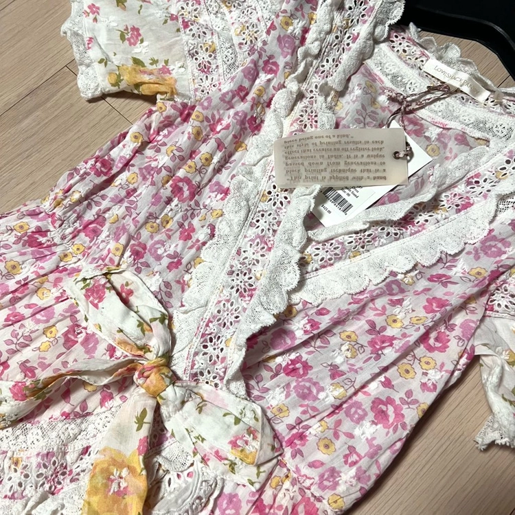 새상품) 러브쉑팬시 플로럴 레이스 미니 원피스 러브쉐이크팬시 퍼프소매 플라워 랩스타일 아일렛 러플 프릴 셀프웨딩 이미지