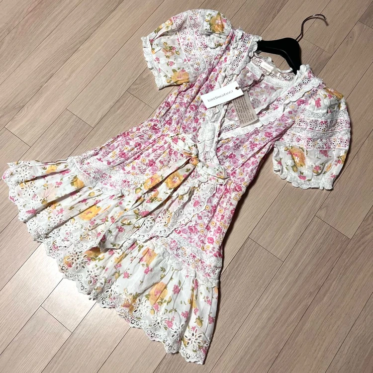 새상품) 러브쉑팬시 플로럴 레이스 미니 원피스 러브쉐이크팬시 퍼프소매 플라워 랩스타일 아일렛 러플 프릴 셀프웨딩 이미지
