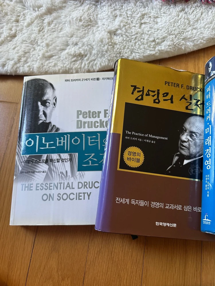 다양한 책들 이미지
