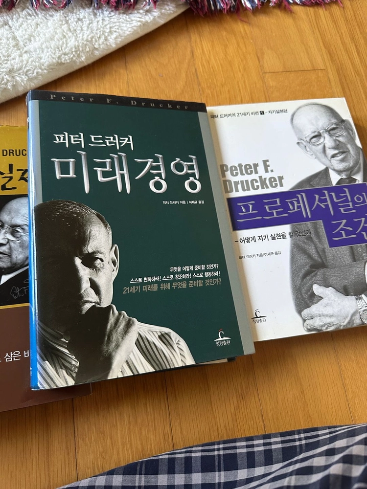 다양한 책들 이미지