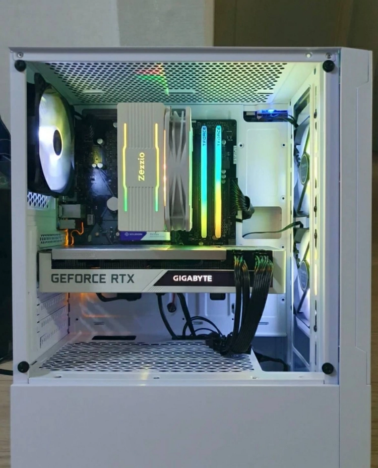 화이트 게이밍PC 본체 RTX 3070 라이젠 5600X 이미지