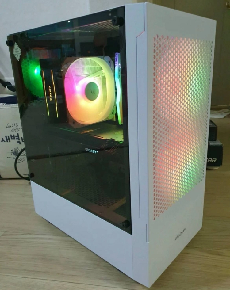 화이트 게이밍PC 본체 RTX 3070 라이젠 5600X 이미지