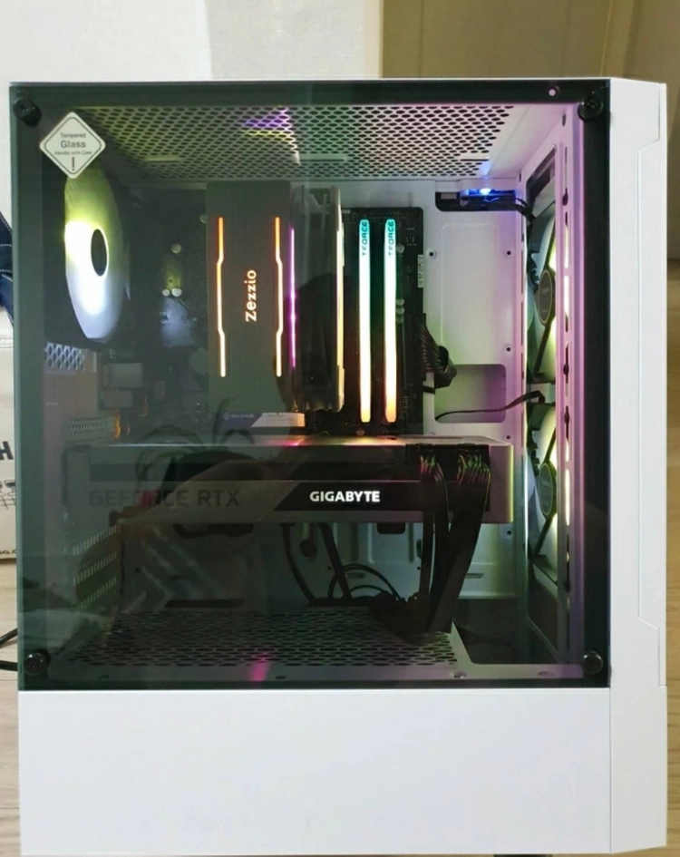 화이트 게이밍PC 본체 RTX 3070 라이젠 5600X 이미지