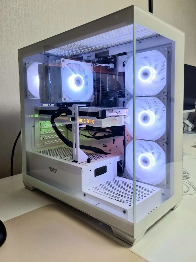 9800X3D / 4070 Ti SUPER 게이밍 PC 화이트 이미지