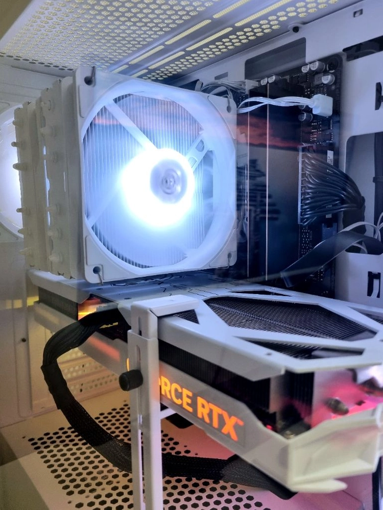 9800X3D / 4070 Ti SUPER 게이밍 PC 화이트 이미지