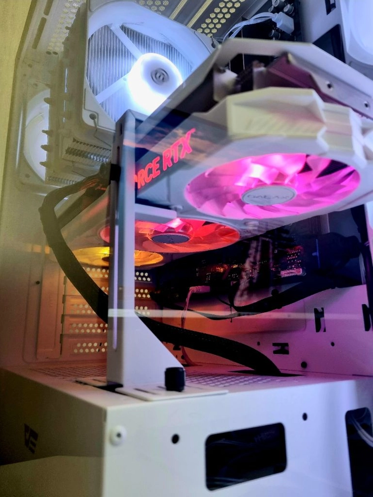 9800X3D / 4070 Ti SUPER 게이밍 PC 화이트 이미지