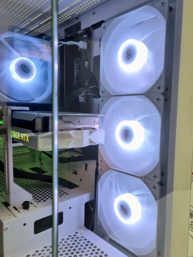 9800X3D / 4070 Ti SUPER 게이밍 PC 화이트 이미지
