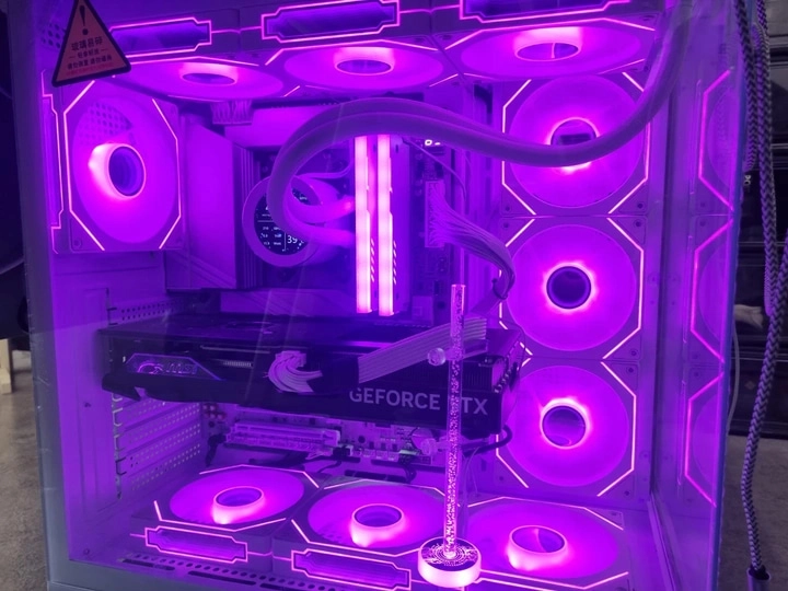 고사양 수냉 PC 9950x x870 (4070 Ti SUPER) 이미지