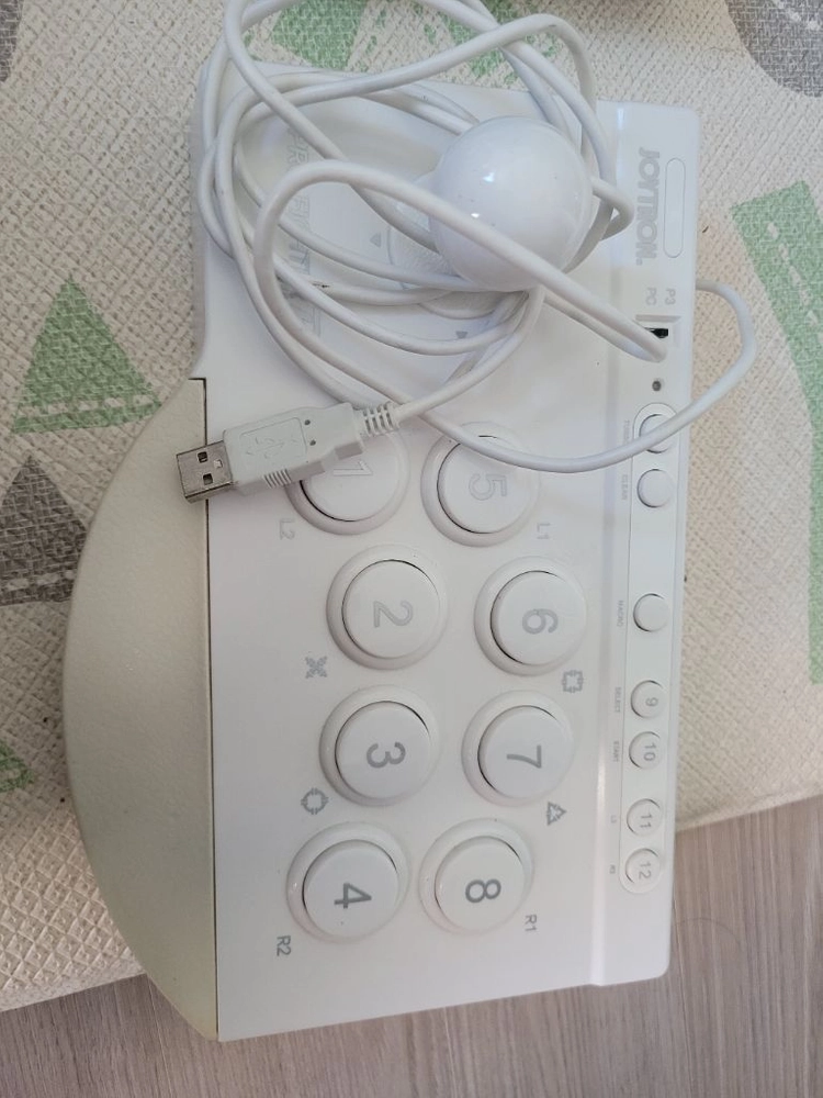 조이스틱 2개 팔아요. 다훈꺼 하나 조이트론꺼 하나 사진참조하시구요.. 조정 잘되고 상태도 좋아요.2개 일괄 팔아요 이미지