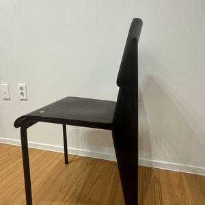 장 프루베(Jean Prouv)가 디자인하고 비트라(Vitra)에서 생산한 스탠다드 체어 이미지