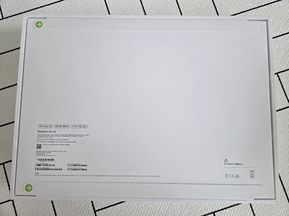 [미개봉] 맥북프로16 M5 Max 18코어 CPU, 40코어 GPU 블랙 (램48GB, SSD 2TB) 이미지
