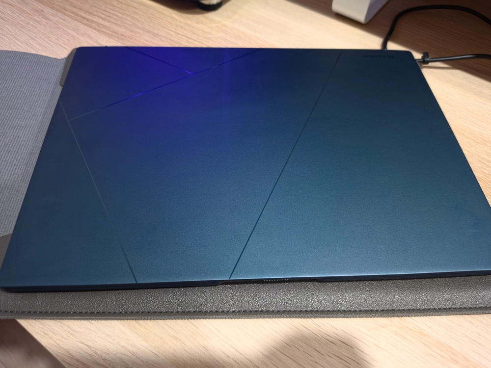 ASUS 젠북 14인치 인텔 코어 울트라9 32GB RAM 1TB SSD 이미지
