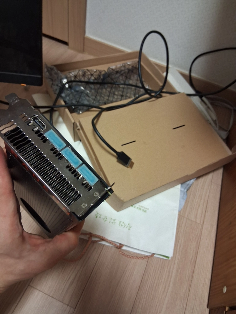 vega 56 그래픽카드 및 ddr4 2400t 8기가 램 이미지