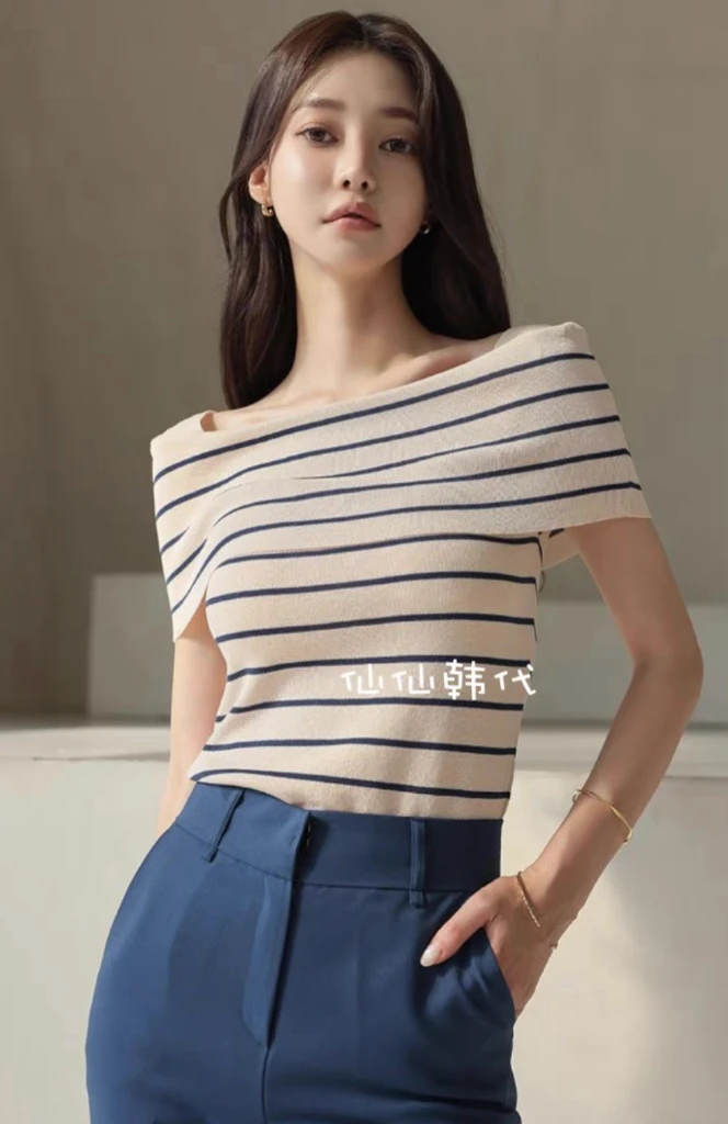 오프숄더 스트라이프 반팔 니트 이미지