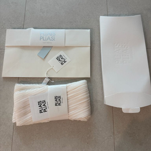 이세이미야케 플리츠플리즈 스카프 화이트 이미지