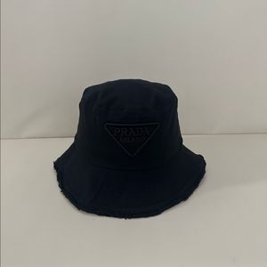 프라다 버킷햇 모자 이미지