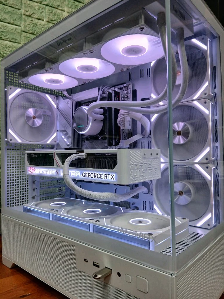미사용 ) 9800X3D & RTX5080 화이트 컴퓨터 이미지