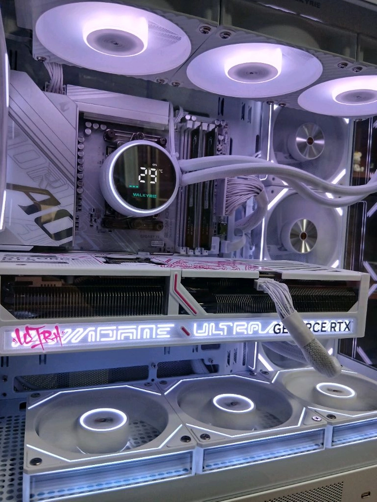 미사용 ) 9800X3D & RTX5080 화이트 컴퓨터 이미지