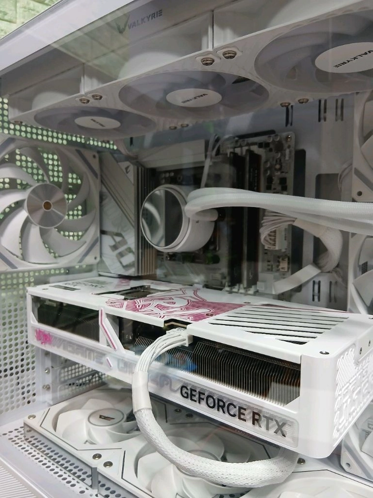 미사용 ) 9800X3D & RTX5080 화이트 컴퓨터 이미지