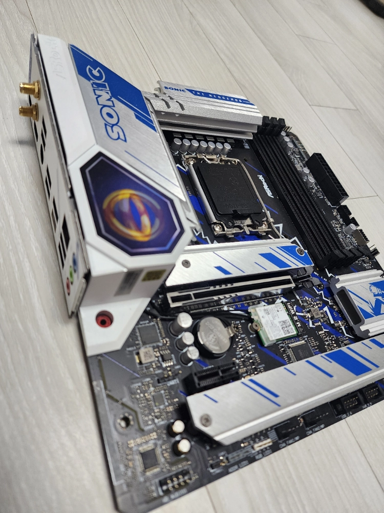인텔 i7-13700kf 와 b760m pg sonic wifi 메인보드 일괄 이미지