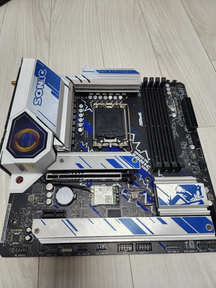 인텔 i7-13700kf 와 b760m pg sonic wifi 메인보드 일괄 이미지