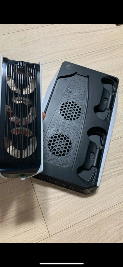 소니 PS5 플스5 듀얼센스 충전 기능 받침대 + 이이네 쿨링팬 팝니다 이미지